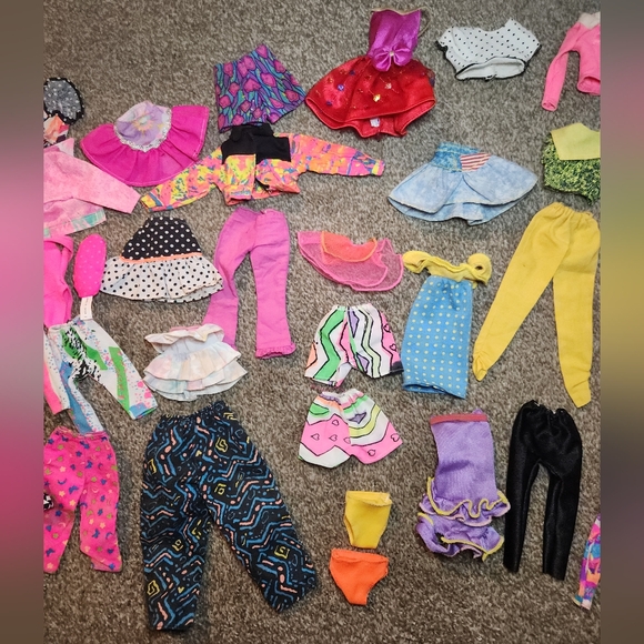 Lot of 38 Vintage 80's & 90's Barbie, Skipper, and Ken Clothes & Outfits - Picture 3 of 8